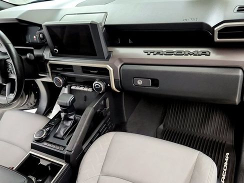 Certified 2025 Toyota Tacoma SR5 AWD/4WD image 15