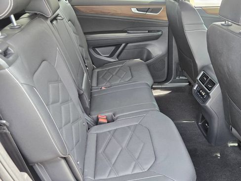 Certified 2025 Volkswagen Atlas SE FWD image 18