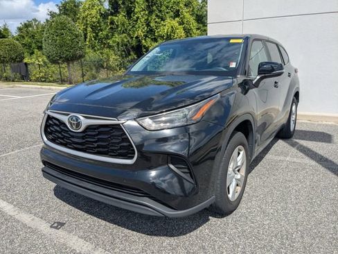 Used 2023 Toyota Highlander L image 2