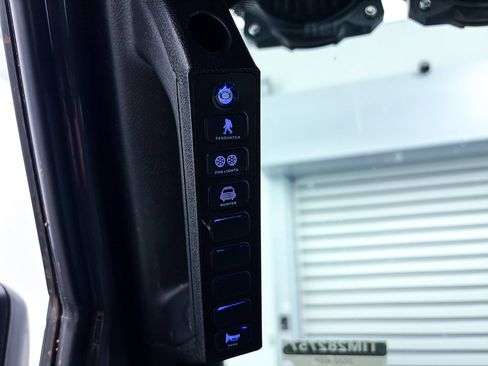 Used 2020 Jeep Wrangler Unlimited Sahara AWD/4WD image 3