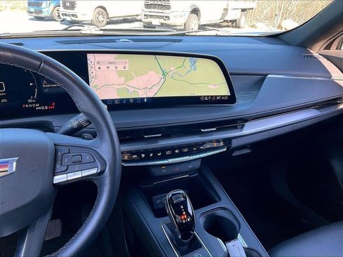 Used 2025 Cadillac XT4 Premium Luxury image 17