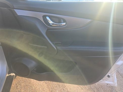 Used 2016 Nissan Rogue SV image 19