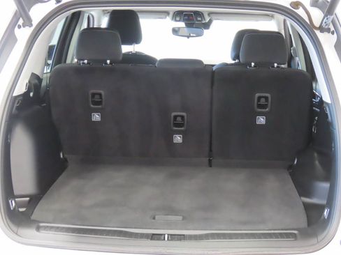 Used 2023 Jeep Grand Cherokee Laredo w/ Luxury Tech Group I RWD image 16