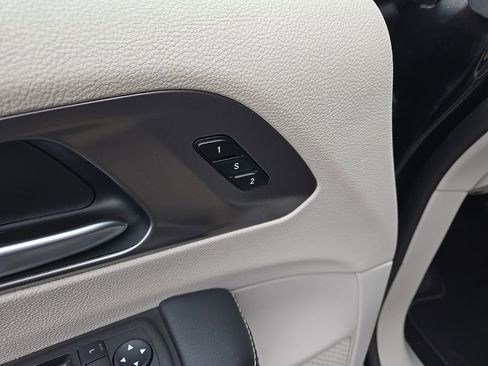 Used 2024 Chrysler Pacifica Touring-L FWD image 30