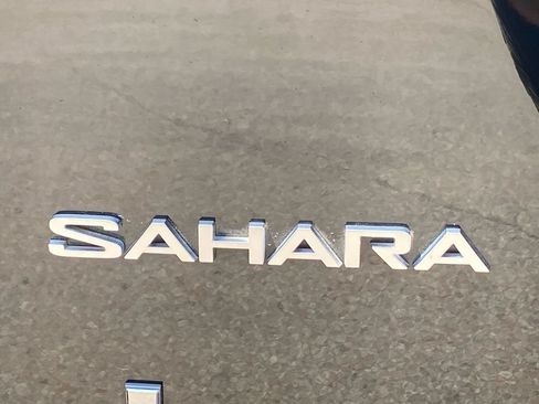 Used 2021 Jeep Wrangler Unlimited Sahara w/ Dual Top Group AWD/4WD image 18