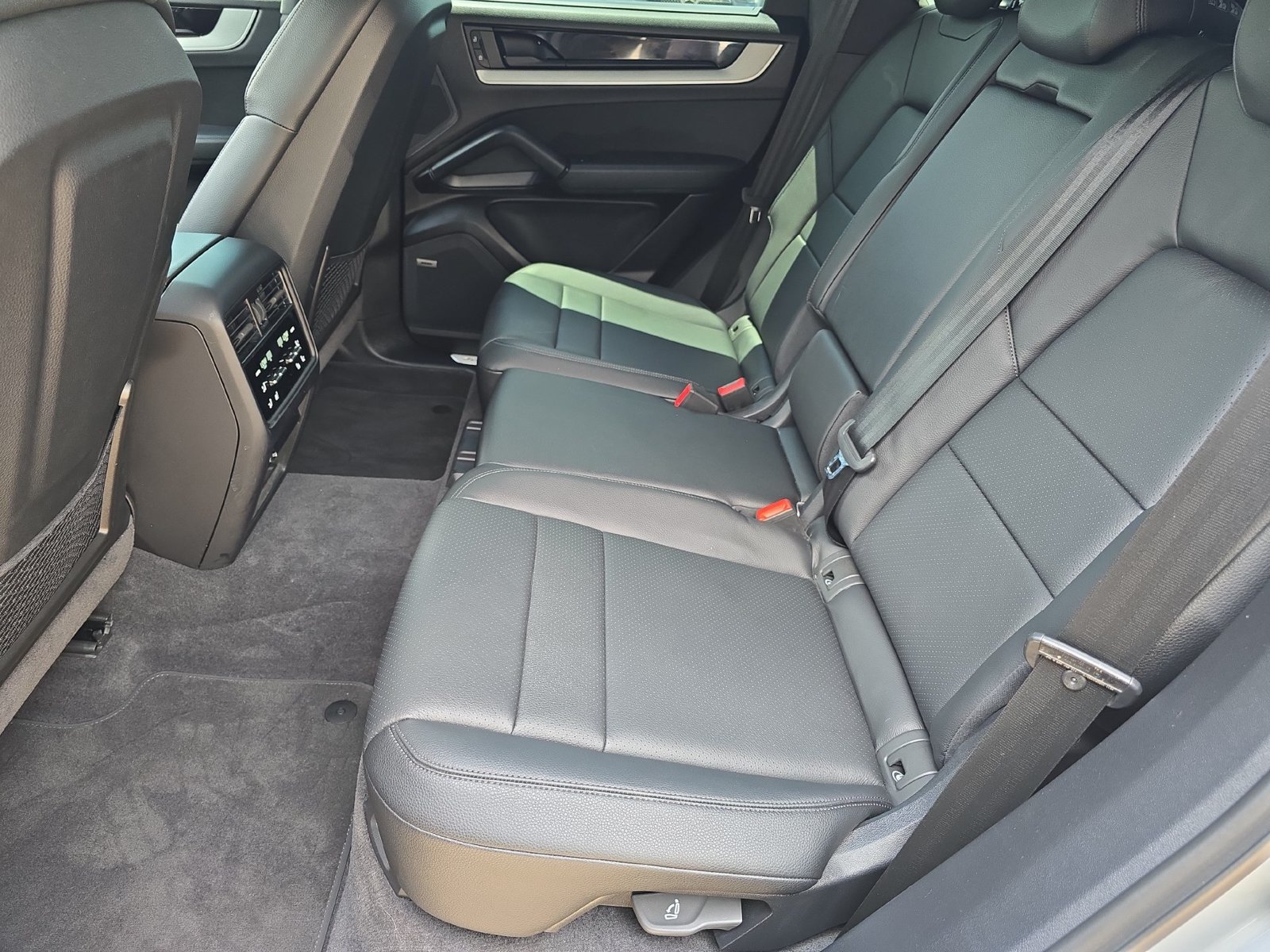 Certified 2025 Porsche Cayenne AWD/4WD image 23
