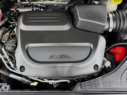 Used 2024 Chrysler Pacifica Touring-L FWD image 38
