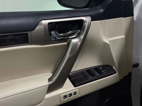 Used 2020 Lexus GX 460 Premium w/ Premium Package image 11