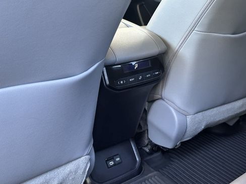Used 2023 Toyota Highlander XLE FWD image 14