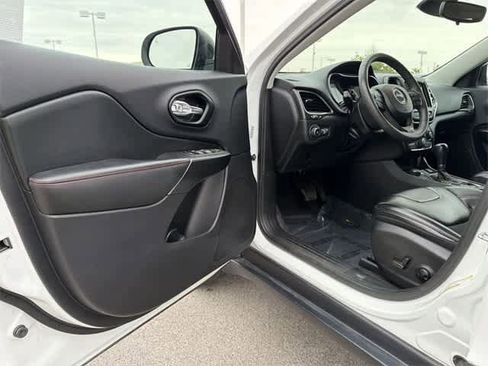 Used 2022 Jeep Cherokee Trailhawk image 16
