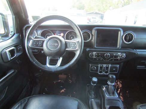 Used 2018 Jeep Wrangler Unlimited Sahara image 16