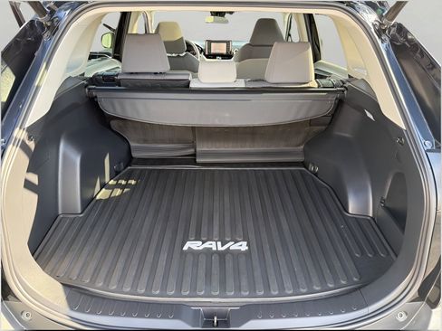 Used 2021 Toyota RAV4 XLE w/ Convenience Package image 25