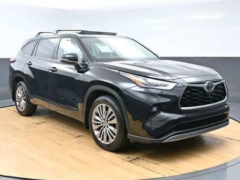 Used 2022 Toyota Highlander Platinum image 3