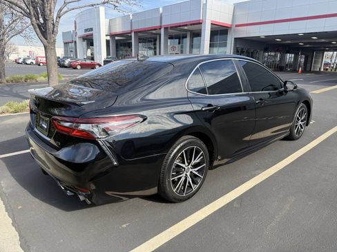 Used 2023 Toyota Camry SE image 2
