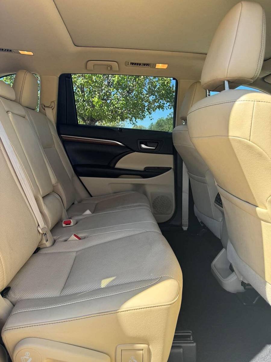 Used 2019 Toyota Highlander Limited Platinum FWD image 15