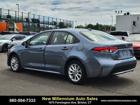 Used 2021 Toyota Corolla LE w/ LE Convenience Package image 3