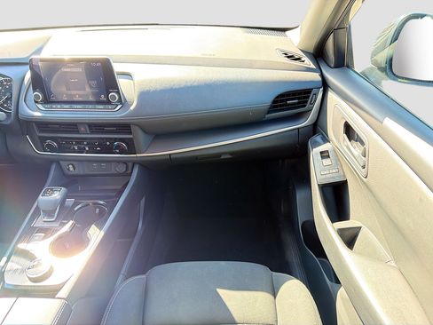 Used 2024 Nissan Rogue S image 17