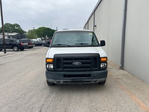 Used 2010 Ford E-150 and Econoline 150 XL image 2