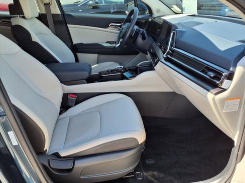 Used 2025 Kia Sportage EX image 9