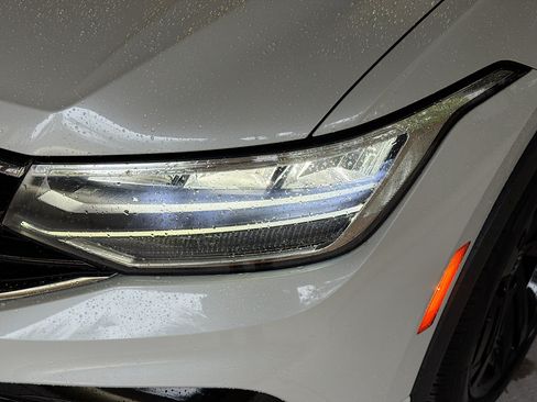 Certified 2024 Volkswagen Tiguan SE R-Line FWD image 9