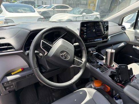 Used 2023 Toyota Sienna XLE FWD image 13