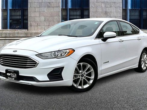 Certified 2019 Ford Fusion SE image 2
