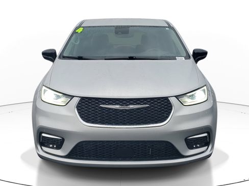 Used 2024 Chrysler Pacifica Touring-L image 2