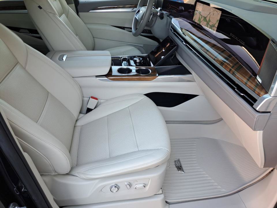 Certified 2025 Cadillac Escalade Sport Platinum w/ LPO, Floor Liner Package AWD/4WD image 14