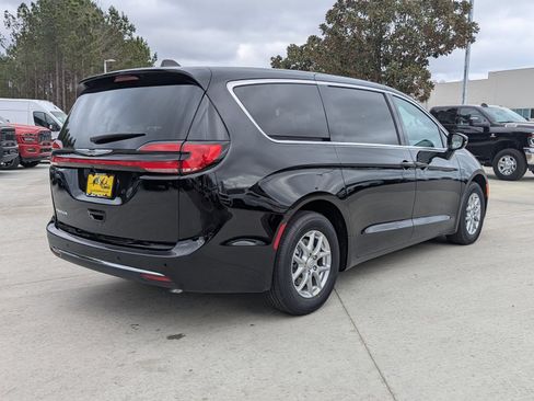 New 2026 Chrysler Pacifica Select FWD image 2