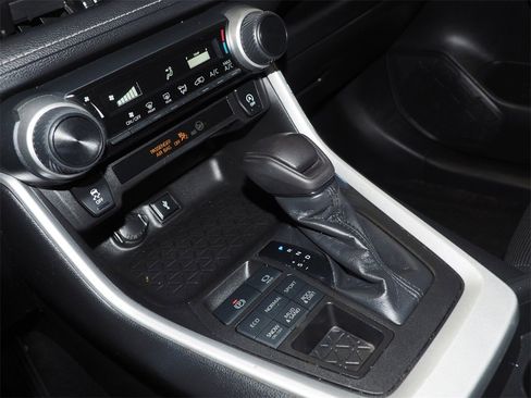 Used 2021 Toyota RAV4 LE image 19