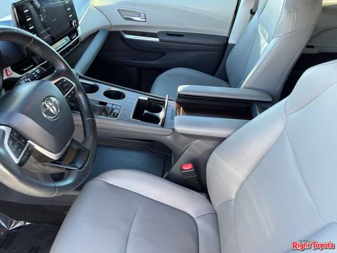 Certified 2024 Toyota Sienna XLE FWD image 21