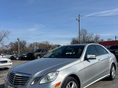Used 2010 Mercedes-Benz E 550 4MATIC Sedan w/ Premium 1 Pkg image 3