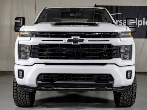 Used 2024 Chevrolet Silverado 2500 LT AWD/4WD image 3