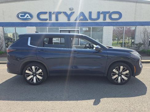 Used 2025 Mitsubishi Outlander SE image 3