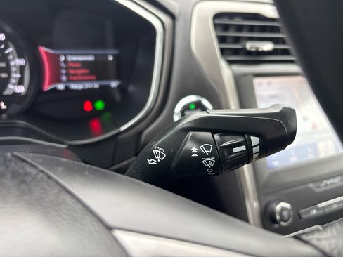 Used 2020 Ford Fusion SE image 17