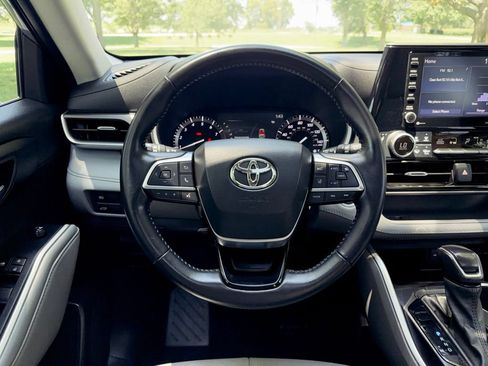 Used 2021 Toyota Highlander XLE AWD/4WD image 12