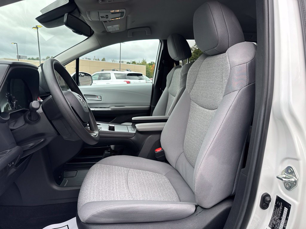 Used 2026 Toyota Sienna LE FWD image 21