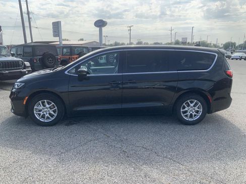 Used 2023 Chrysler Pacifica Touring-L FWD image 7