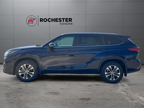 Used 2023 Toyota Highlander XLE AWD/4WD image 2
