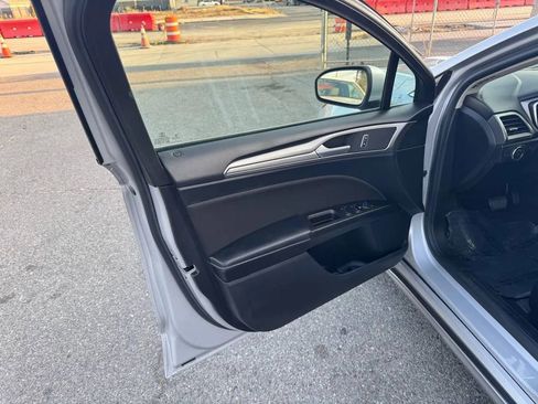 Used 2019 Ford Fusion SE image 16