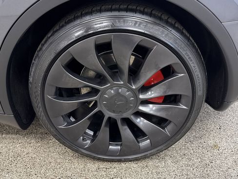 Used 2023 Tesla Model Y Performance image 2