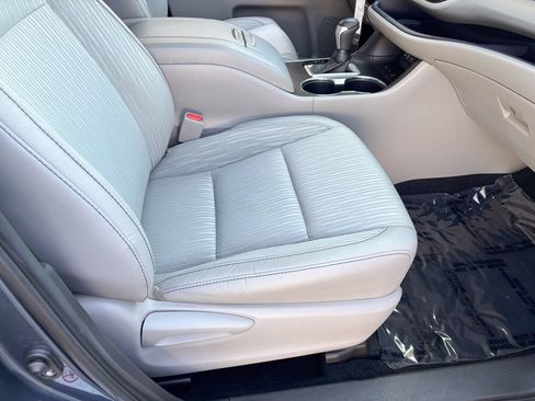 Used 2019 Toyota Highlander Plus AWD/4WD image 27