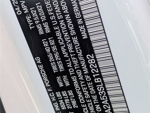 Certified 2025 Porsche Macan image 31