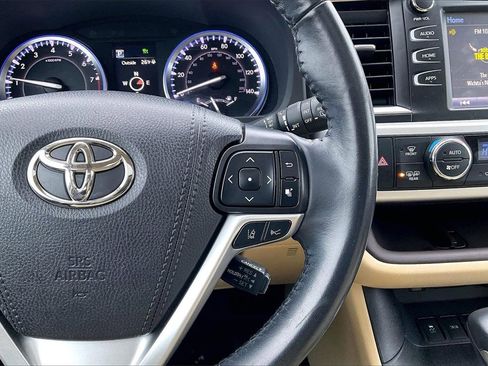 Used 2019 Toyota Highlander XLE image 18