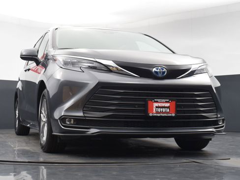 Used 2025 Toyota Sienna XLE image 33