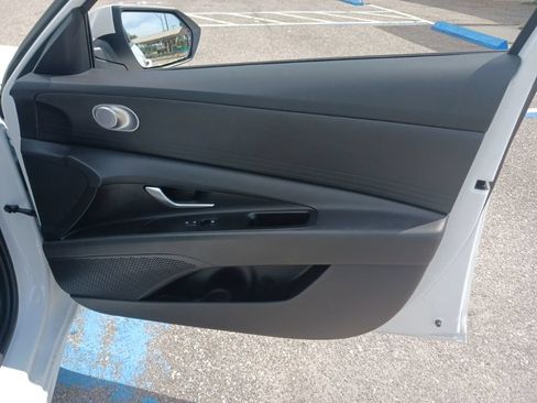 Used 2025 Hyundai Elantra SE FWD image 17