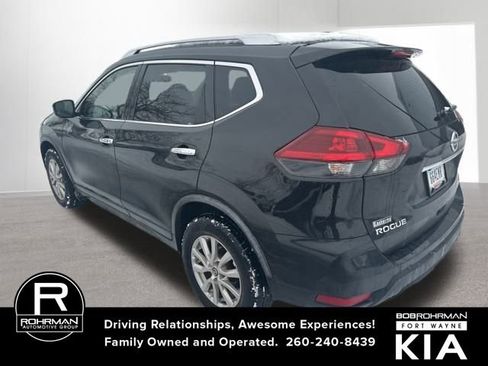 Used 2018 Nissan Rogue SV image 3