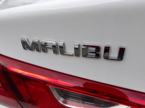 Used 2021 Chevrolet Malibu LS FWD image 33