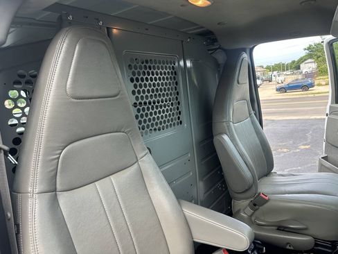 Used 2017 Chevrolet Express 2500 RWD image 16