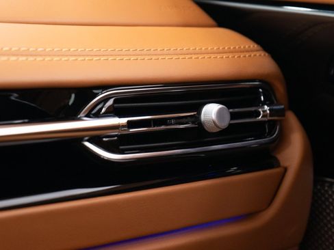 Used 2025 Aston Martin DB12 Convertible image 42